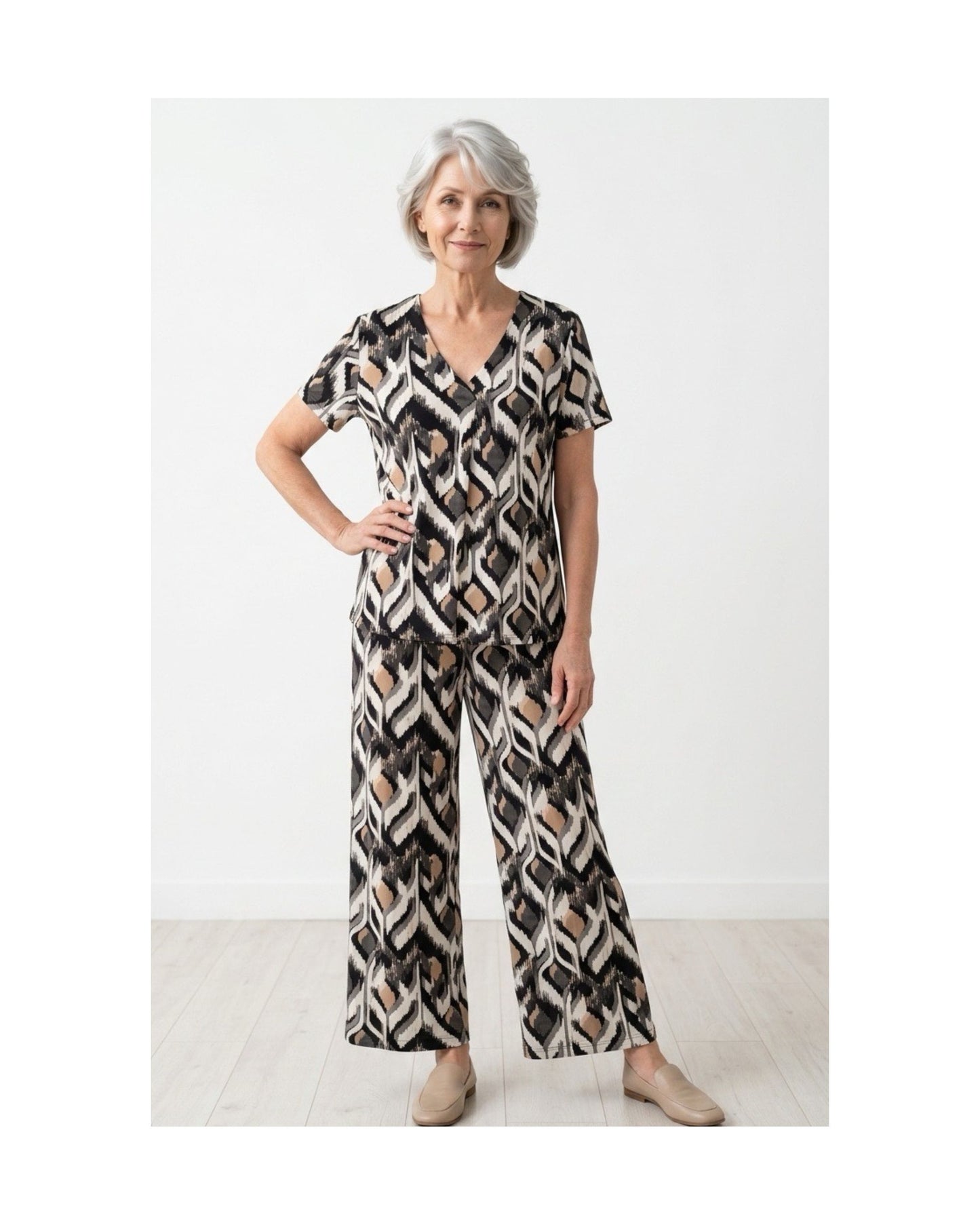 Azuri comfy shirt in zwart-wit met V-hals en korte mouwen, verkocht door Marijke Mode