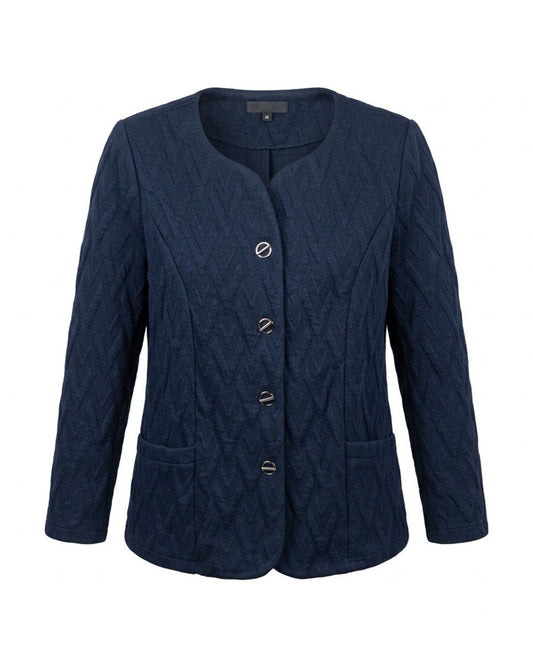 Zandkleurig dames vestjasje met veermotief, goudkleurige sierknopen en zakken, verkrijgbaar bij Marijke Mode