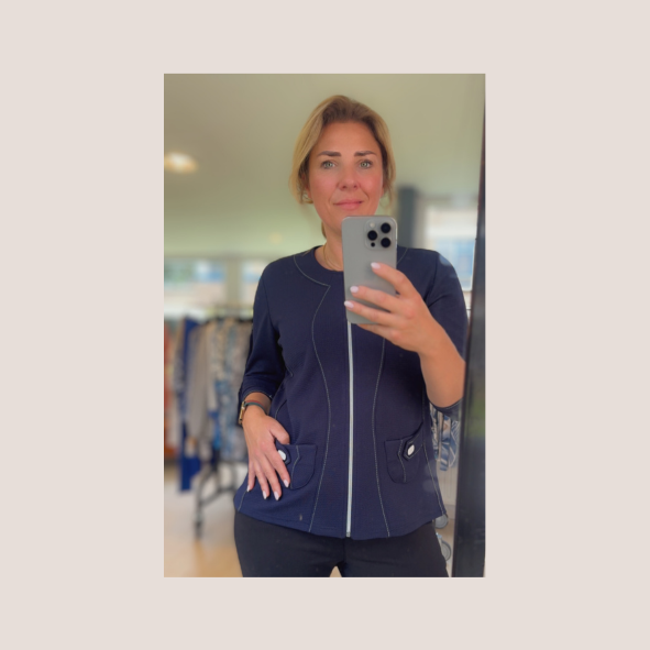 uni blazer vestjasje in structuur stof. blazer met ronde hals en lange mouwen. met zakjes. verkijgbaar bij Marijke Mode