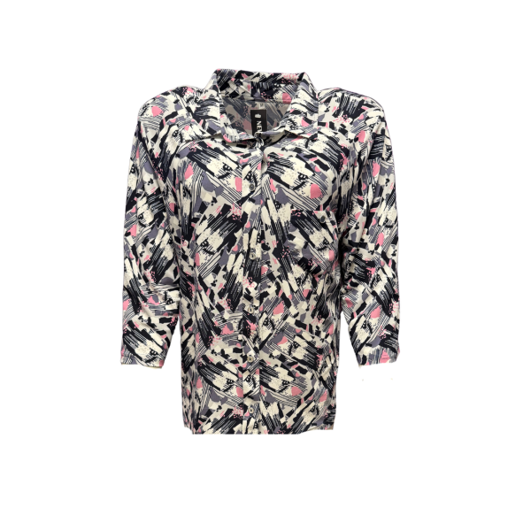 een klassieke blouse met knopen en kraag van viscose. verkocht door Marijke Mode. senioren mode den haag