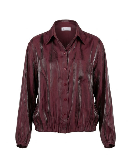 Soepelvallende blouse met knopen, borstzakje en subtiele glans, verkrijgbaar bij Marijke Mode.