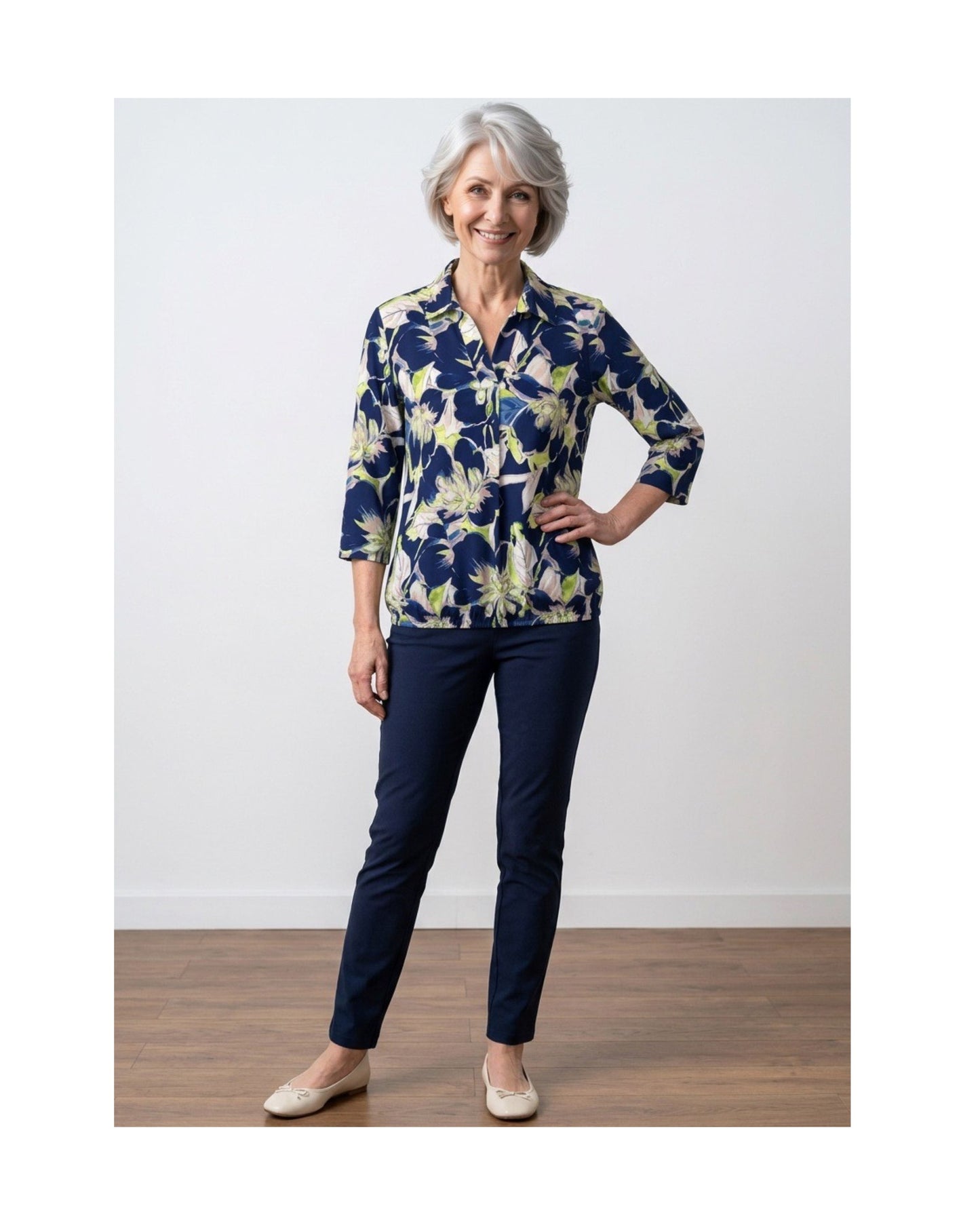 Poloshirt met V-hals en driekwartmouwen van zachte viscose – Marijke Mode.