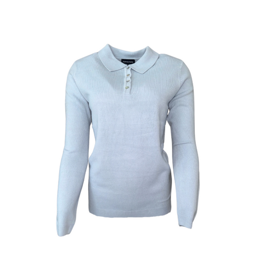 "Cashmere Feeling damestrui polo kraag in powder blue – zachte trui met parelmoer knoopjes, lange mouwen en zachte touch. Verkrijgbaar bij Marijke Mode