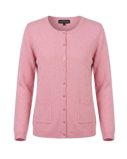 Cashmere Feeling kort vest met ronde hals, knopen en zakken in superzachte kwaliteit, verkrijgbaar bij Marijke Mode.