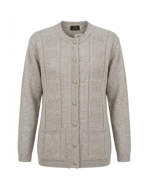 vest met knopen ronde hals zakjes. klassiek dames vest bij Marijke Mode. Forever vest met kabelpatroon in sesam met knoopsluiting en zakjes, verkocht door Marijke Mode