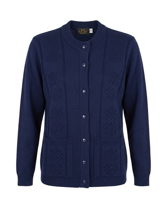 vest met knopen ronde hals zakjes. klassiek dames vest bij Marijke Mode. Forever vest met kabelpatroon in donkerblauw met knoopsluiting en zakjes, verkocht door Marijke Mode
