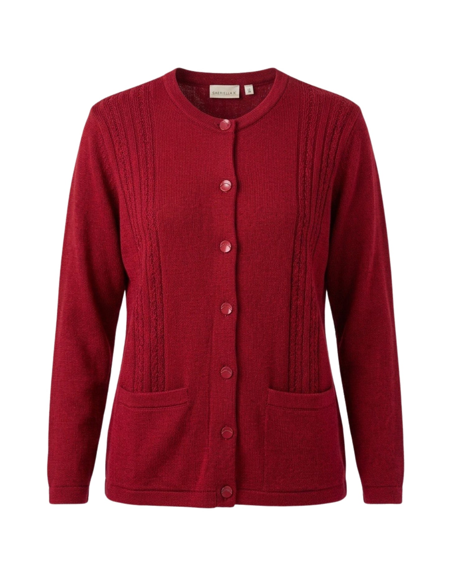 Klassiek damesvest van Gabriella K met ronde hals, kabelstructuur, glanzende knopen en zakjes – Marijke Mode.