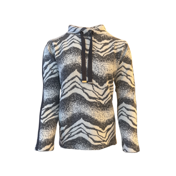 Dikke dames wintertrui met halfhoge turtleneckkraag met veters, sportieve bies langs de mouw en subtiele glans. Merk Gabriela K bij Marijke Mode.
