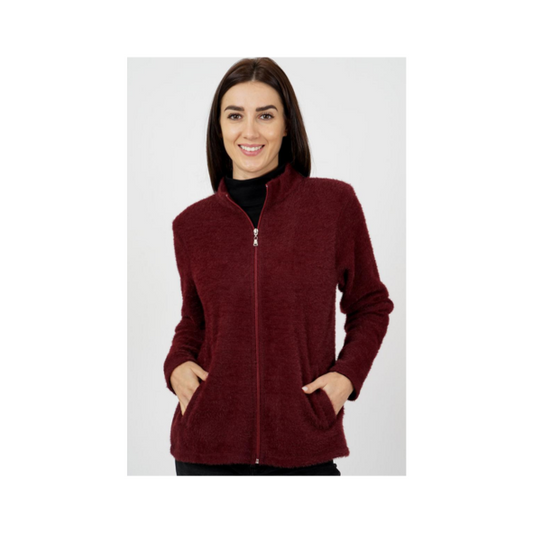 Sportief damesvest van Gabriella K in bordeauxrood – fluweelzachte Teddy Touch met soft feeling, ritssluiting en opstaand kraagje – verkrijgbaar bij Marijke Mode in bordeauxrood, zwart en donkerblauw.