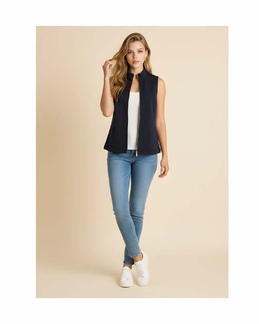 Donkerblauw relief gilet met rits en opstaande kraag van Gabriele K. – verkocht door Marijke Mode