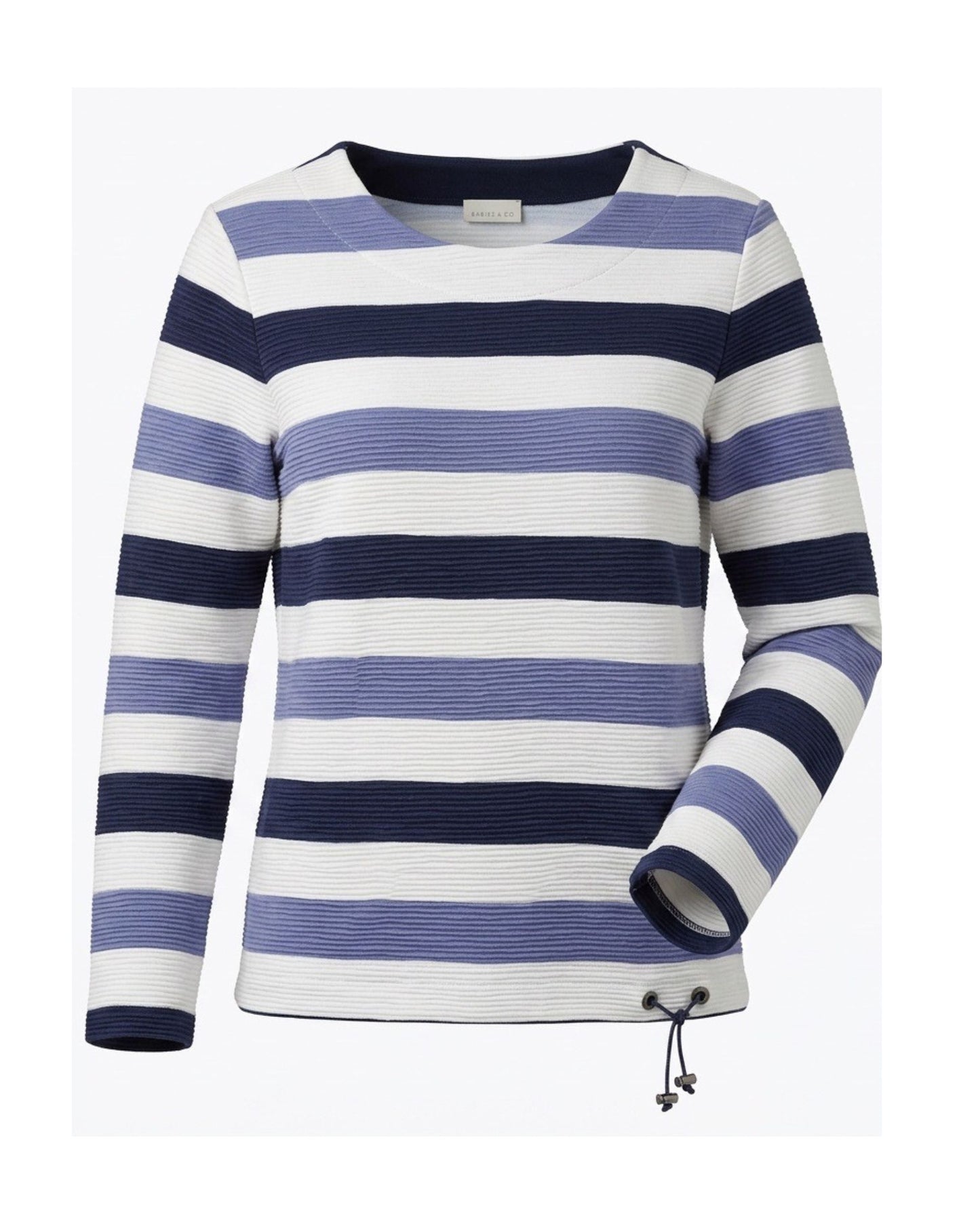 Gabrielle K. ribtrui met boothals, streepdessin en verstelbaar veterkoord in rafblauw, roomwit en donkerblauw, verkrijgbaar bij Marijke Mode.
