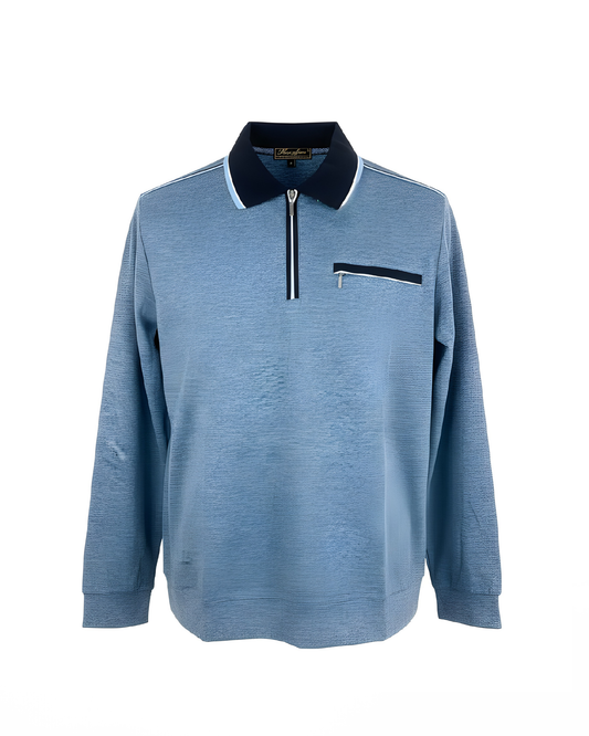 Donkerblauw herenpoloshirt met streep, rits en afsluitbaar borstzakje – verkocht door Marijke Mode