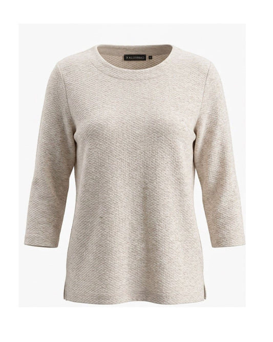 Luxe gemêleerd beige comfortshirt met driekwartmouwen en brede ronde hals, verkrijgbaar bij Marijke Mode.