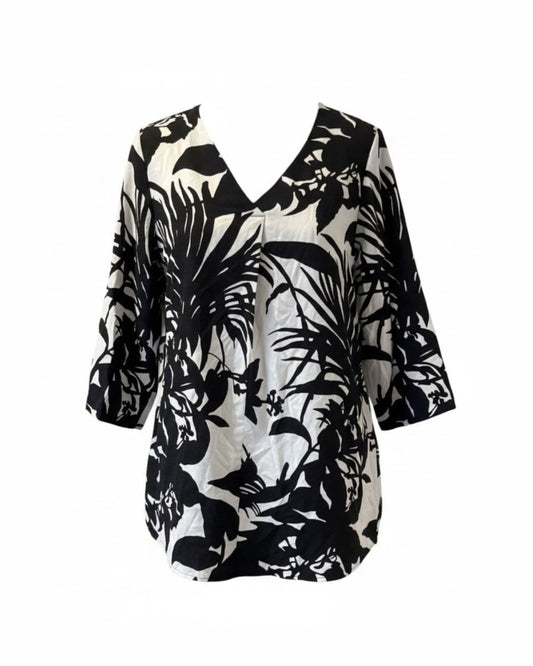 MXO tuniek met bladeren motief in zwart en wit met V-hals en driekwart mouwen. bij marijke mode