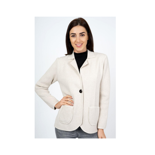 Marinello damesvest met kraag, één knoop en zakjes met streepdetail in zachte viscosemix – verkrijgbaar in beige, donkerblauw en burgundy bij Marijke-Mode..