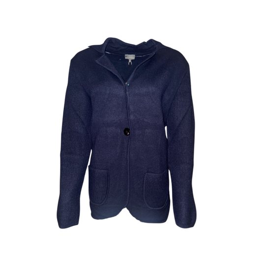 Marinello damesvest met kraag, één knoop en zakjes met streepdetail in zachte viscosemix – verkrijgbaar in beige, donkerblauw en burgundy bij Marijke-Mode..