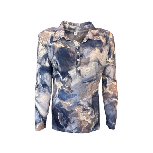 Polo shirt met lange mouw in marmerdessin met rafblauw, indigoblauw, taupe en crème tinten, subtiele glans – verkrijgbaar bij Marijke Mode damesmode maten 38-52"