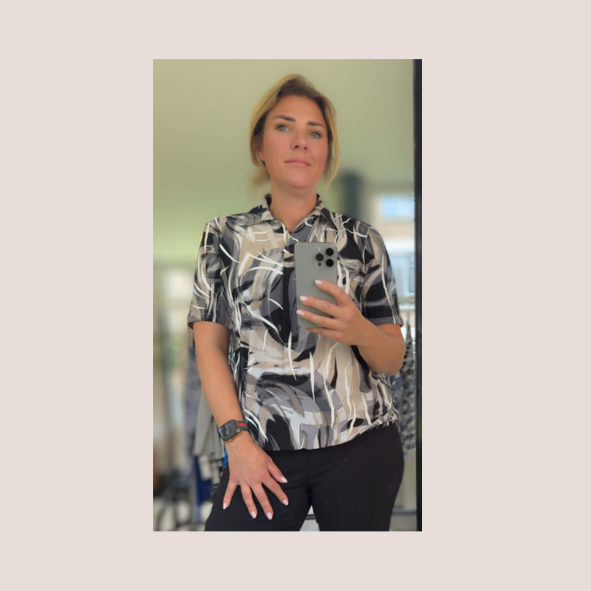 poloshirt met kraag en v hals en elastiek aan de onderzijde gemaakt van viscose.