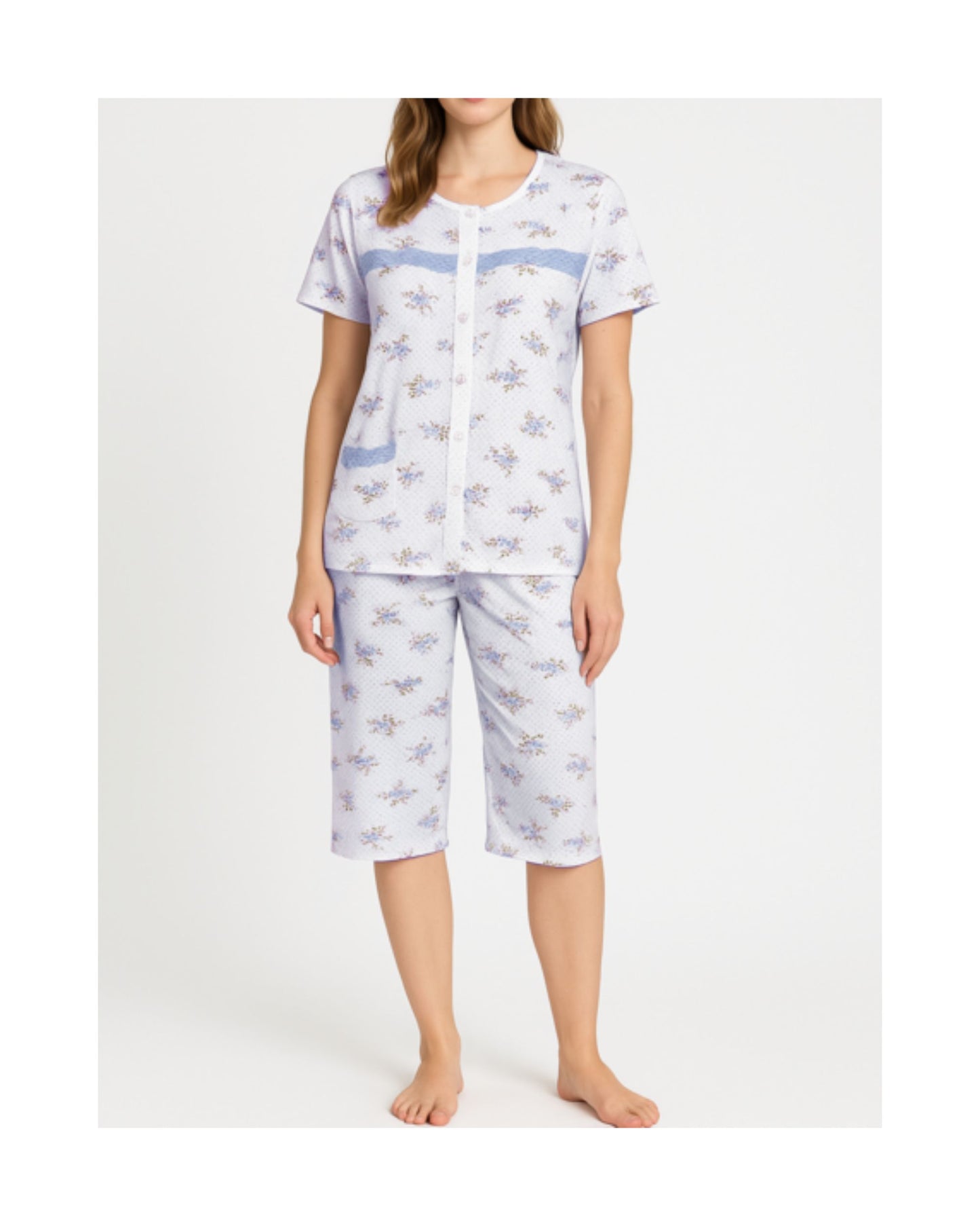 Dames pyjama met bloemetjesmotief, korte mouwen en doorknoopjasje verkrijgbaar bij Marijke Mode.