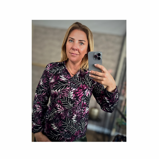 Comfortabele trui Kolly van Sensia Fashion met rits in de kraag, gemaakt van zachte stof zonder reliëf. Verkrijgbaar in navy, raffblauw en beige – exclusief bij MarijkeMode.