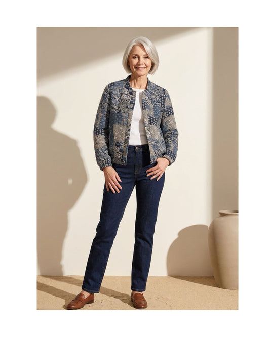 Marineblauw dames bomberjasje met modern dessin, drukknopen, lange mouwen en elastische zoom van Marijke Mode.