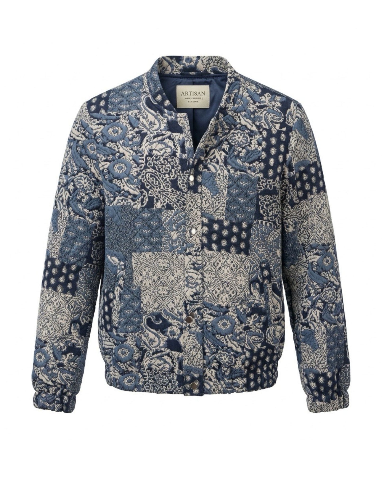 Marineblauw dames bomberjasje met modern dessin, drukknopen, lange mouwen en elastische zoom van Marijke Mode.