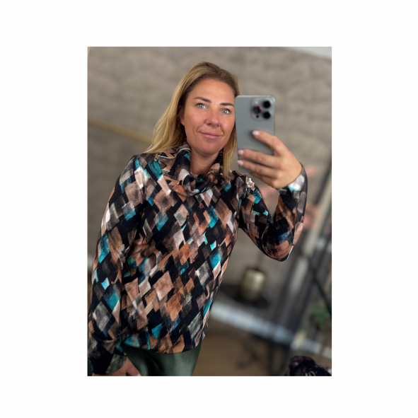 Comfortabele trui Kolly van Sensia Fashion met rits in de kraag, gemaakt van zachte stof zonder reliëf. Verkrijgbaar in navy, raffblauw en beige. verkijgbaar bij marijke mode