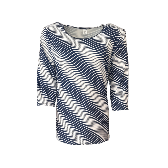 Donkerblauw-wit T-shirt met zebra-dessin, 3/4 mouw, ronde hals met donkerblauwe bies, rechte pasvorm met splitjes, verkrijgbaar bij Marijke Mode."