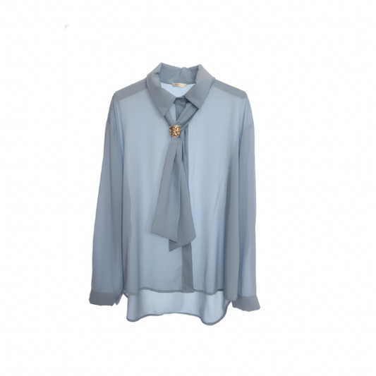 Soepele lange blouse met bedekte knopen en losse stropdas van Marijke Mode