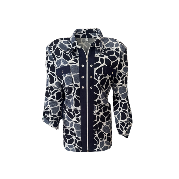 Sportief vestjasje met rits, kraag en borstzakjes met biesdetail. Lange mouwen oprolbaar tot 3/4 met gespje en zilverknopje. Verkrijgbaar in diverse kleuren bij Marijke Mode."