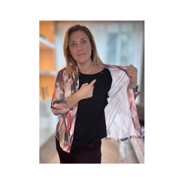 two in one twinset. lijkt tweedelig maar zit aan elkaar vast. ronde hals lange mouwen. vets. verkrijgbaar bij marijkemode