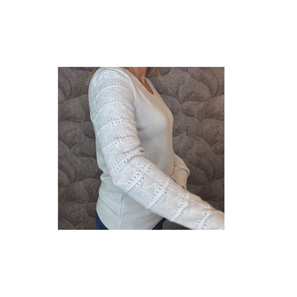 Zachte viscose V-hals trui in bourgondisch rood met broderie mouw – damestrui ruglengte 60 cm – Marijke Mode