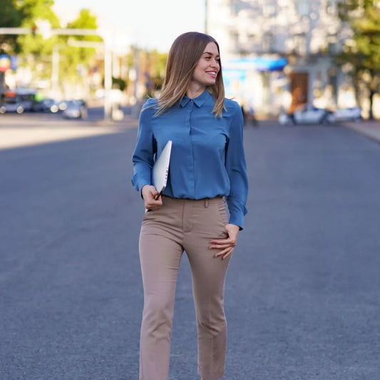 Welke kleur broek bij een blauwe blouse