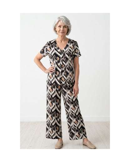 Azuri comfy shirt in zwart-wit met V-hals en korte mouwen, verkocht door Marijke Mode