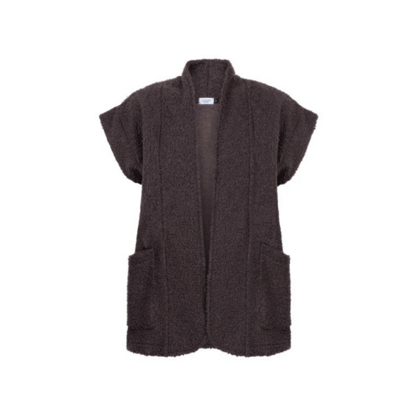 Gilet van Azuri met opstaand kraagje, kapmouwtje en diepe steekzakken, verkrijgbaar in beige en zwart, lang model over de heupen. bij marijke mode