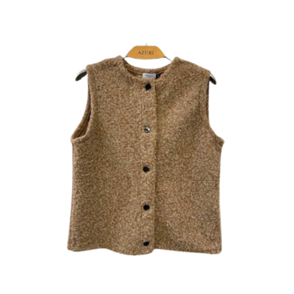 Bouclé-chilletje van Azuri met ronde hals en knopen, verkrijgbaar in beige, bruin en bordeaux, zachte structuur, damesvest €39,95.