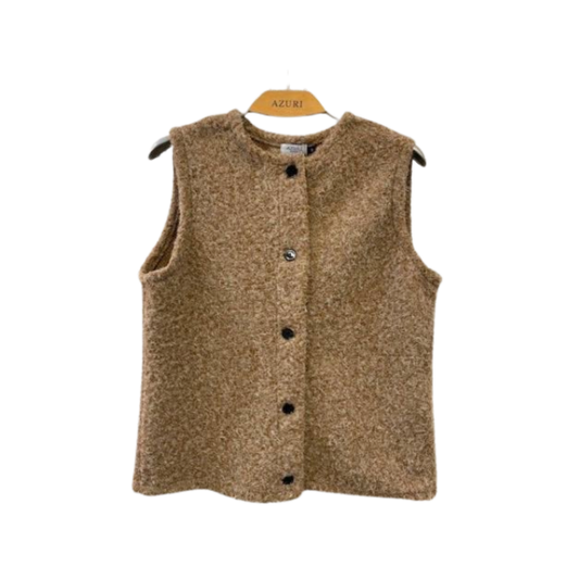 Bouclé-chilletje van Azuri met ronde hals en knopen, verkrijgbaar in beige, bruin en bordeaux, zachte structuur, damesvest €39,95.