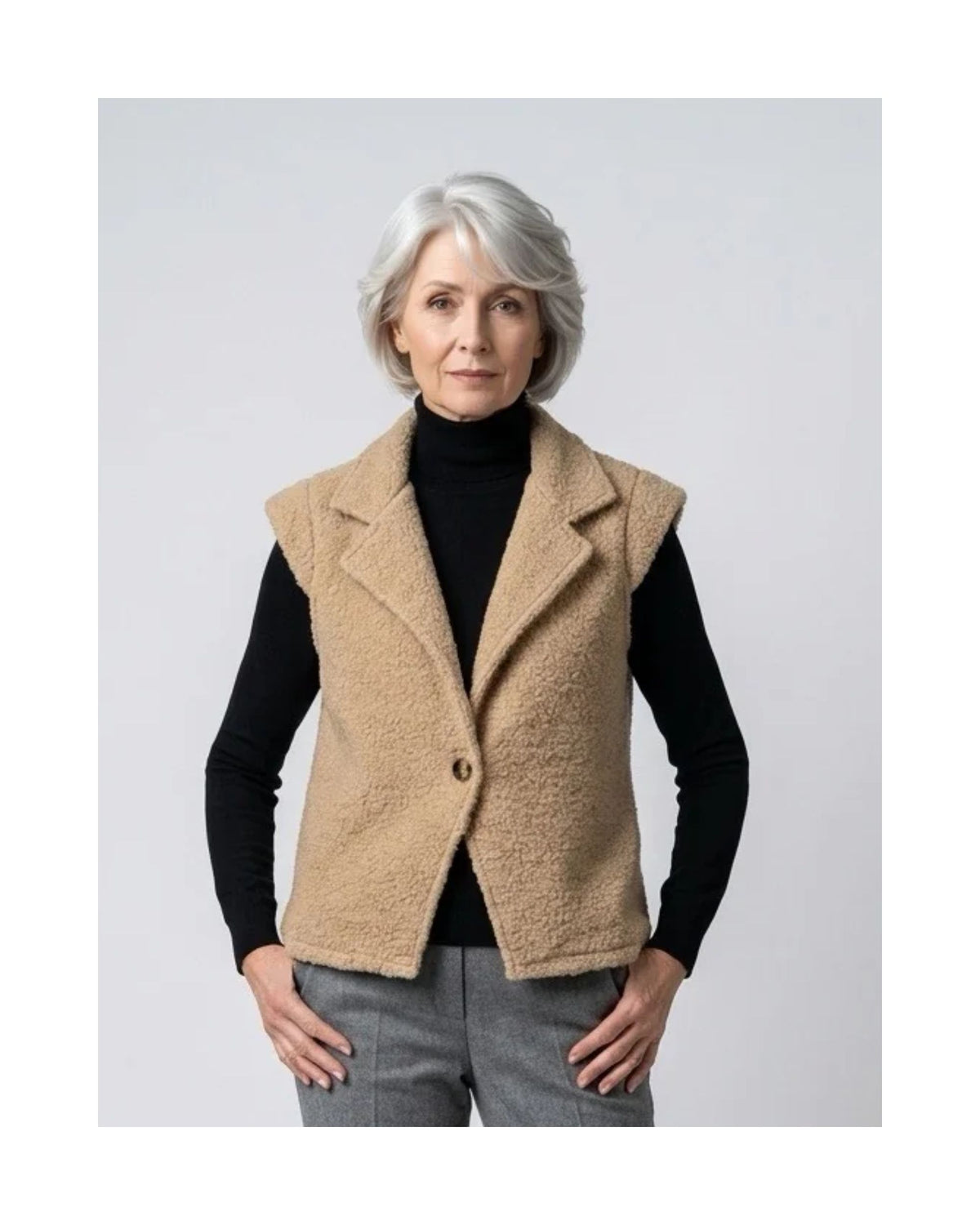 Azuri bouclé gilet met grote kraag, kleine kapmouwtjes en één knoopsluiting, verkrijgbaar bij Marijke Mode.