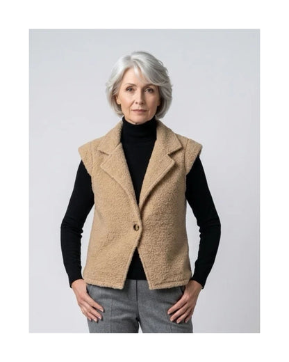 Azuri bouclé gilet met grote kraag, kleine kapmouwtjes en één knoopsluiting, verkrijgbaar bij Marijke Mode.