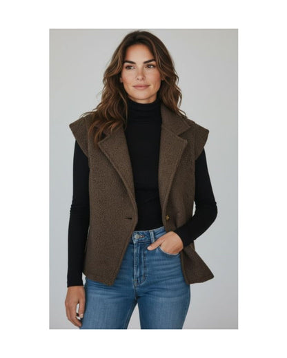 Azuri bouclé gilet met grote kraag, kleine kapmouwtjes en één knoopsluiting, verkrijgbaar bij Marijke Mode.