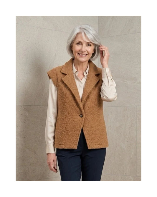 Azuri bouclé gilet met grote kraag, kleine kapmouwtjes en één knoopsluiting, verkrijgbaar bij Marijke Mode.
