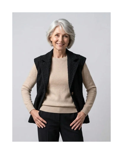 Azuri bouclé gilet met grote kraag, kleine kapmouwtjes en één knoopsluiting, verkrijgbaar bij Marijke Mode.
