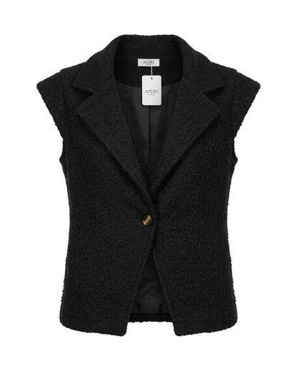 Azuri bouclé gilet met grote kraag, kleine kapmouwtjes en één knoopsluiting, verkrijgbaar bij Marijke Mode.
