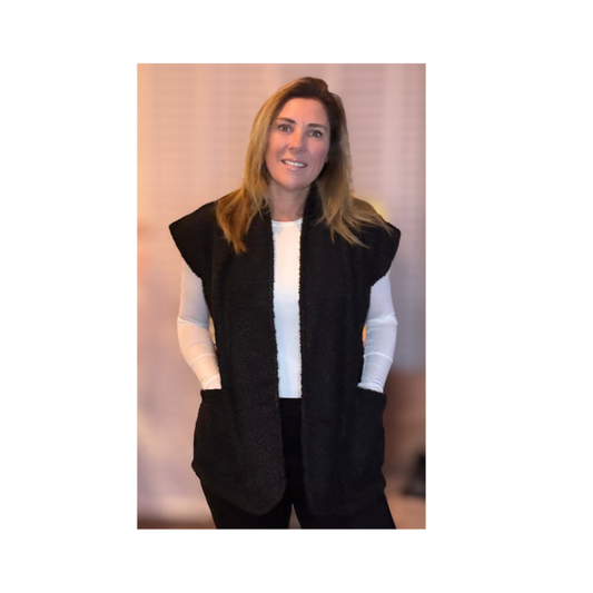 Gilet van Azuri met opstaand kraagje, kapmouwtje en diepe steekzakken, verkrijgbaar in beige en zwart, lang model over de heupen. bij marijke 