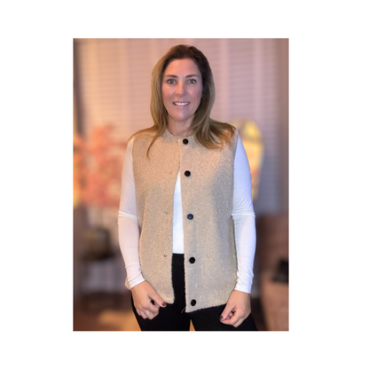 azuri gilet met knopen teddy warm bij marijke mode.Bouclé-chilletje van Azuri met ronde hals en knopen, verkrijgbaar in beige, bruin en bordeaux, zachte structuur, damesvest €39,95.