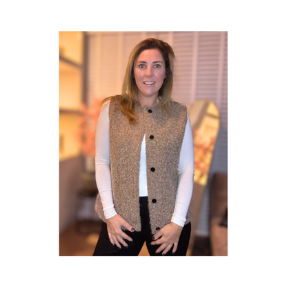 Bouclé-chilletje van Azuri met ronde hals en knopen, verkrijgbaar in beige, bruin en bordeaux, zachte structuur, damesvest €39,95.