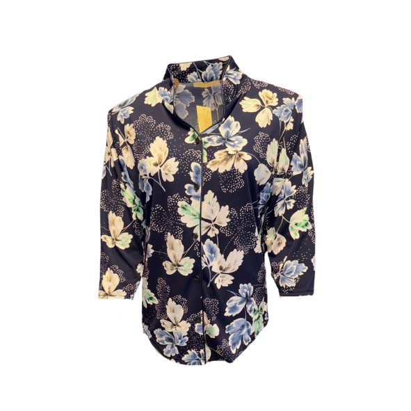 een blouse van viscose. blouse met knopen. klassieke blouse voor ouderen. verkocht door Marijke Mode Den haag. Moderne mode voor ouderen dames