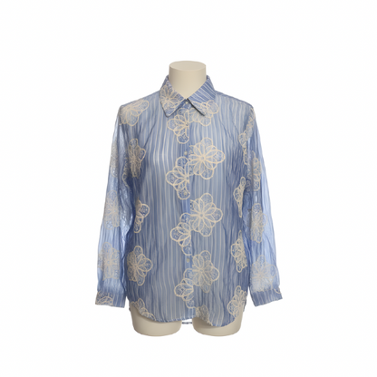 Jeansblauwe blouse met krijtstreep en off-white broderie van Marijke Mode