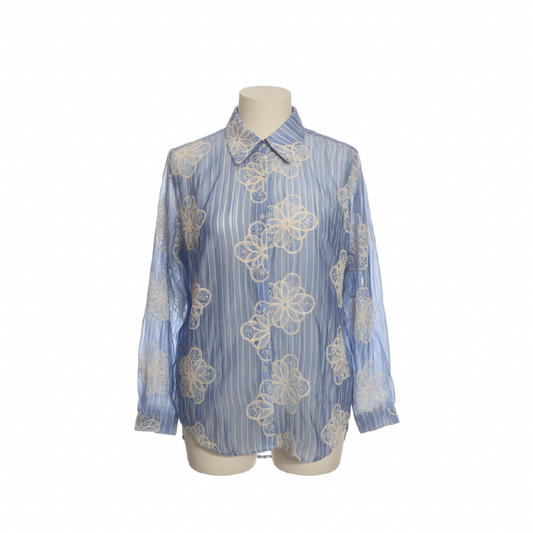 Jeansblauwe blouse met krijtstreep en off-white broderie van Marijke Mode