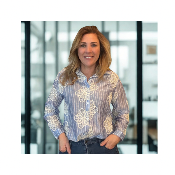 Jeansblauwe blouse met krijtstreep en off-white broderie van Marijke Mode